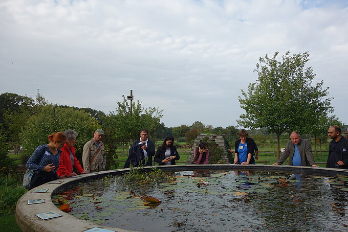 Der armenische Besuch betrachtet mit dem Naturschutzhof-Team das Leben im Hochteich.