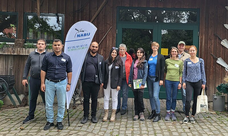 Gruppenbild: Naturschutzhof-Team und Mitarbeitende des "Clean Future"-Projekts.